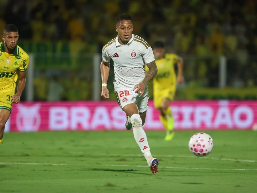 Inter perde três titulares por suspensão e amplia problemas para enfrentar o Botafogo