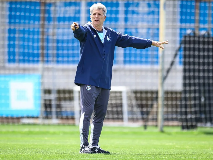 Grêmio pode ter três zagueiros contra o Cruzeiro