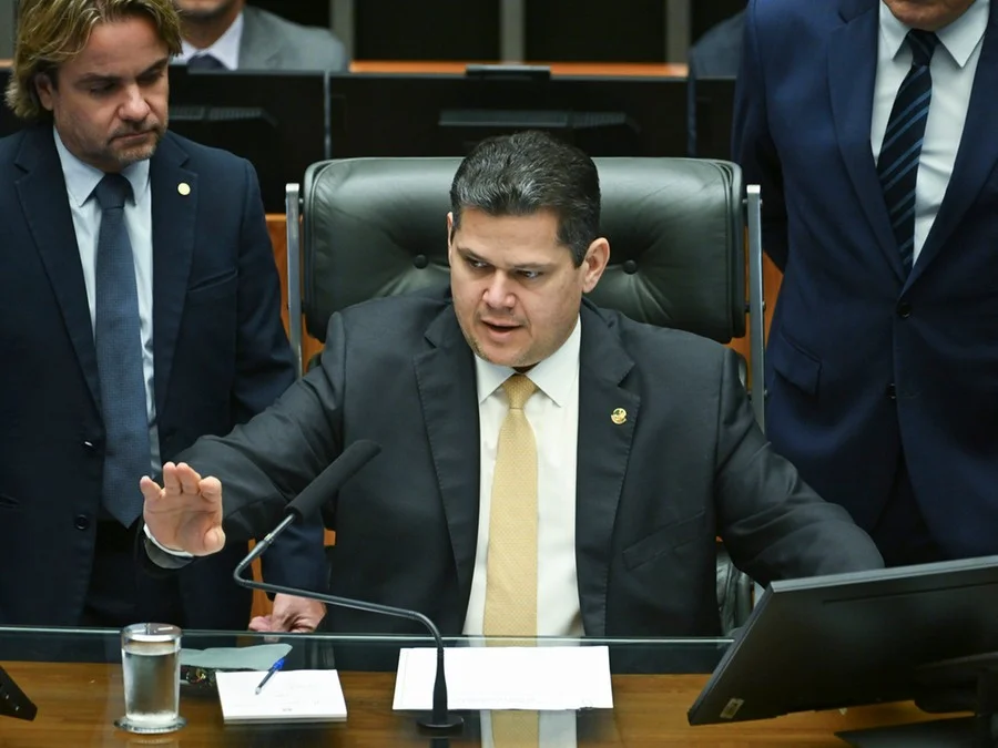 Alcolumbre sinaliza que pode acolher pedido de acelerar PEC 6x1 mesmo sem mínimo de 54 assinaturas