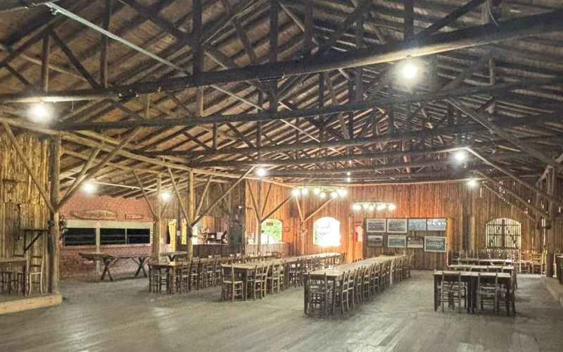 Galpão utilizado como ponto de encontro do time e da comunidade - Foto: Arquivo Pessoal