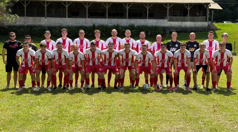 Com o galpão ao fundo, elenco atual do Grêmio Atlético Rio Branco posa com o fardamento de 2026 - Foto: Arquivo Pessoal