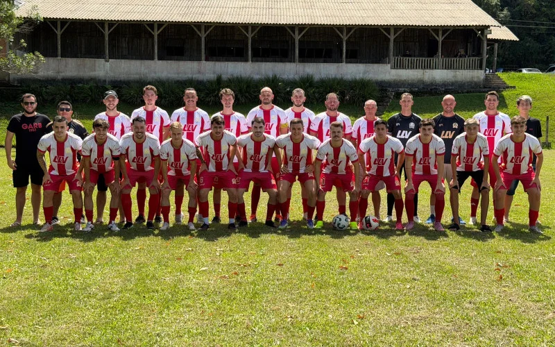 Com o galpão ao fundo, elenco atual do Grêmio Atlético Rio Branco posa com o fardamento de 2026 - Foto: Arquivo Pessoal