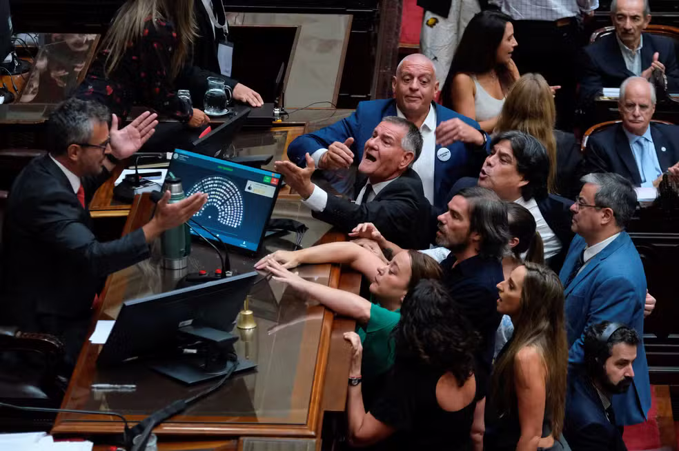 Parlamentares da oposição discutem com o presidente da Câmara dos Deputados da Argentina — Foto: REUTERS/Alessia Maccioni