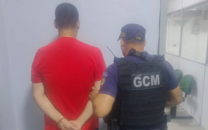 Preso em flagrante por bater a cabeça da companheira contra parede, homem paga fiança e é solto - Foto: GCMEV