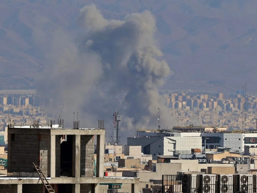 Teerã afirma que só encerrará conflito nos seus termos
Foto : ATTA KENARE / AFP
