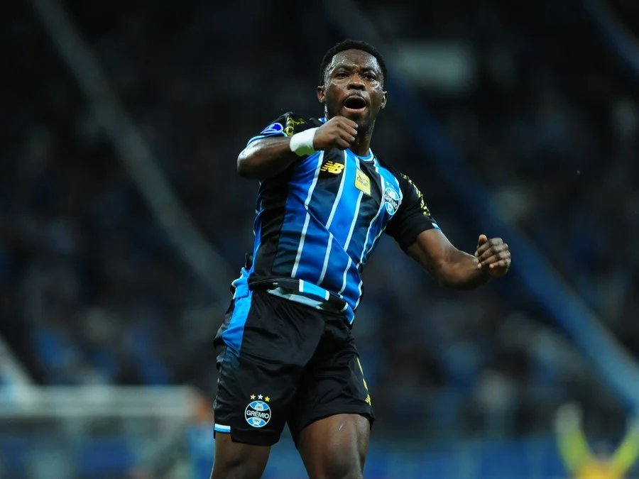 Gol de Amuzu salva atuação fraca e garante vitória do Grêmio sobre Deportivo Riestra