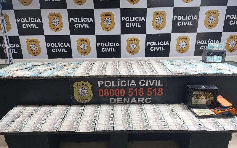 Mulher joga dinheiro sobre telhado na tentativa de esconder R$ 120 mil da polícia em Novo Hamburgo
