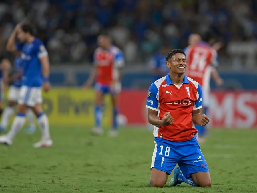 Cruzeiro vacila no fim, perde para a Católica no Mineirão e se complica na Libertadores