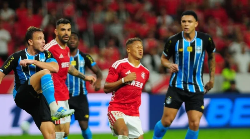 Arthur foi titular no clássico deste sábado à noite