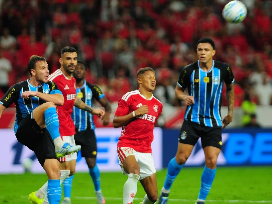 Arthur vê Gre-Nal com baixo nível técnico, mas ressalta entrega do Grêmio