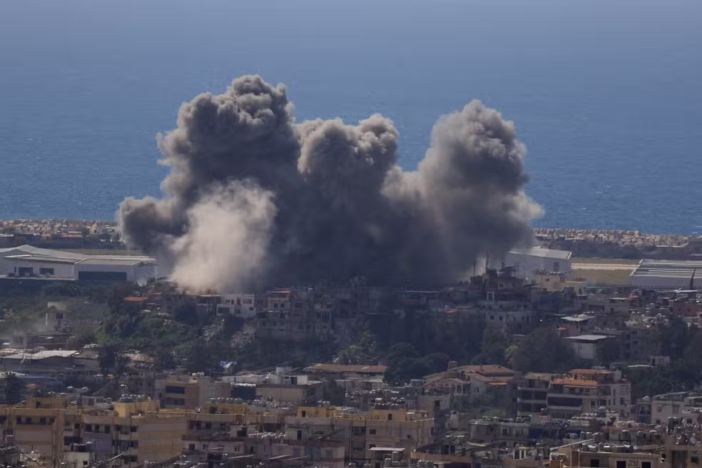 Fumaça sobe após um ataque israelense aos subúrbios do sul de Beirute, no Líbano, em 8 de abril de 2026. — Foto: REUTERS/Mohamed Azakir