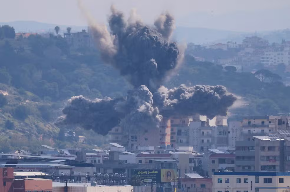 Bombardeio israelense em Tiro, no sul do Líbano, em 8 de abril de 2026. — Foto: REUTERS/Adnan Abidi