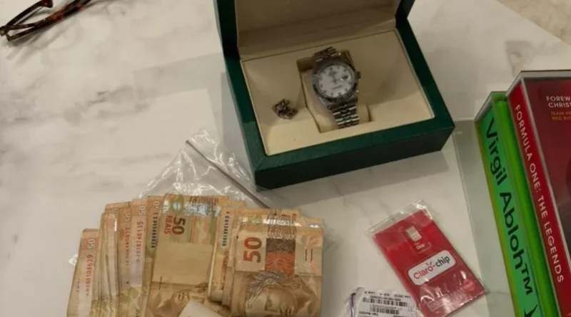 Dinheiro e um relógio rolex foram apreendidos durante a ação da Polícia Civil na operação Spectrum Pag Foto : Polícia Civil