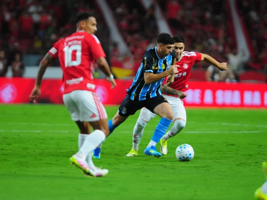 Grêmio e Inter empatam sem gols em Gre-Nal equilibrado
