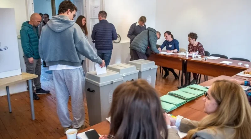 Votação pode marcar fim de 16 anos do poder de primeiro-ministro Foto : Ferenc Isza / AFP