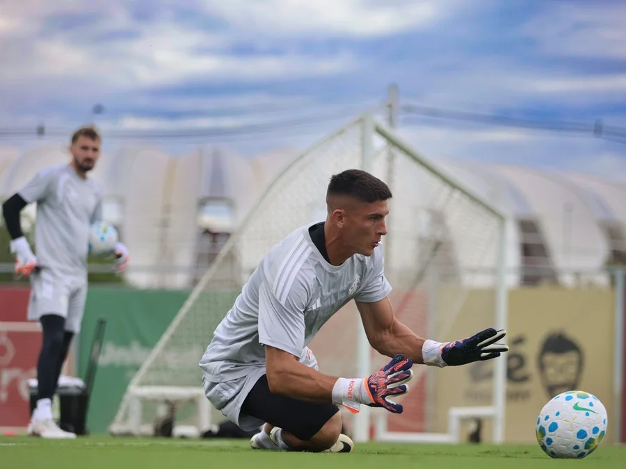 Rochet se aproxima de meta e pode renovar automaticamente com o Inter