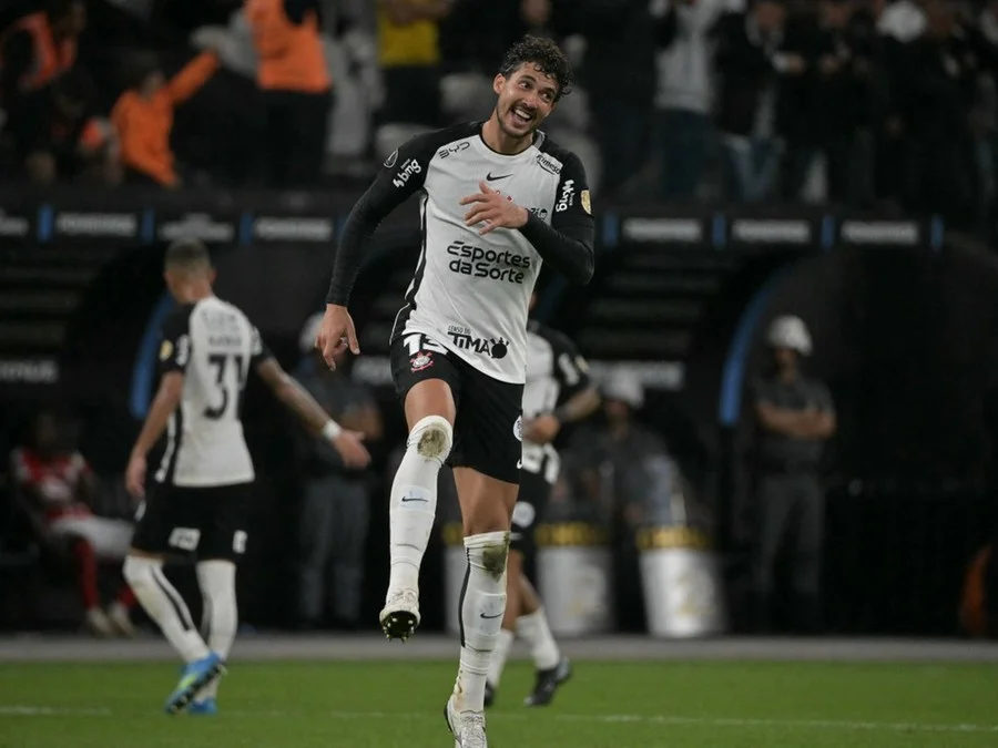 Corinthians vence Santa Fé na Libertadores; Fluminense perde em casa