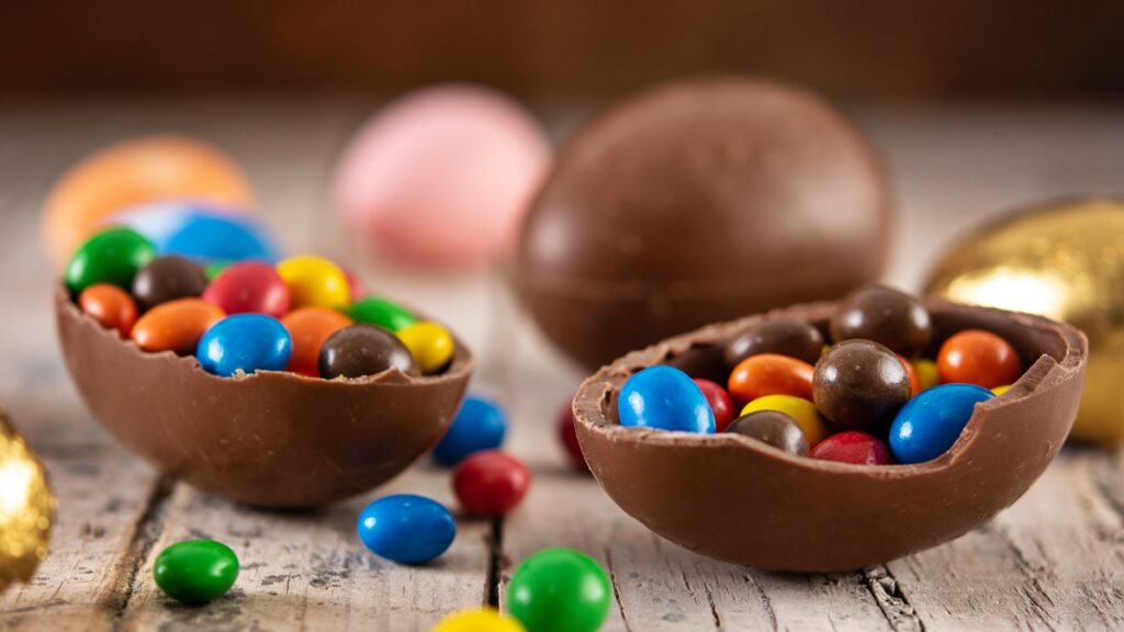 Um chocolate de boa qualidade costuma ter massa de cacau, manteiga de cacau e açúcar. Freepik